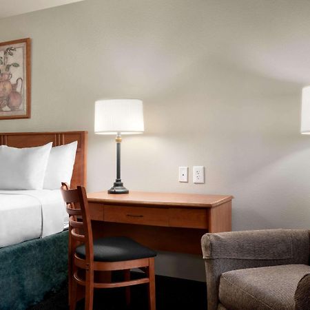Travelodge By Wyndham Clinton Valley West Court Exterior photo