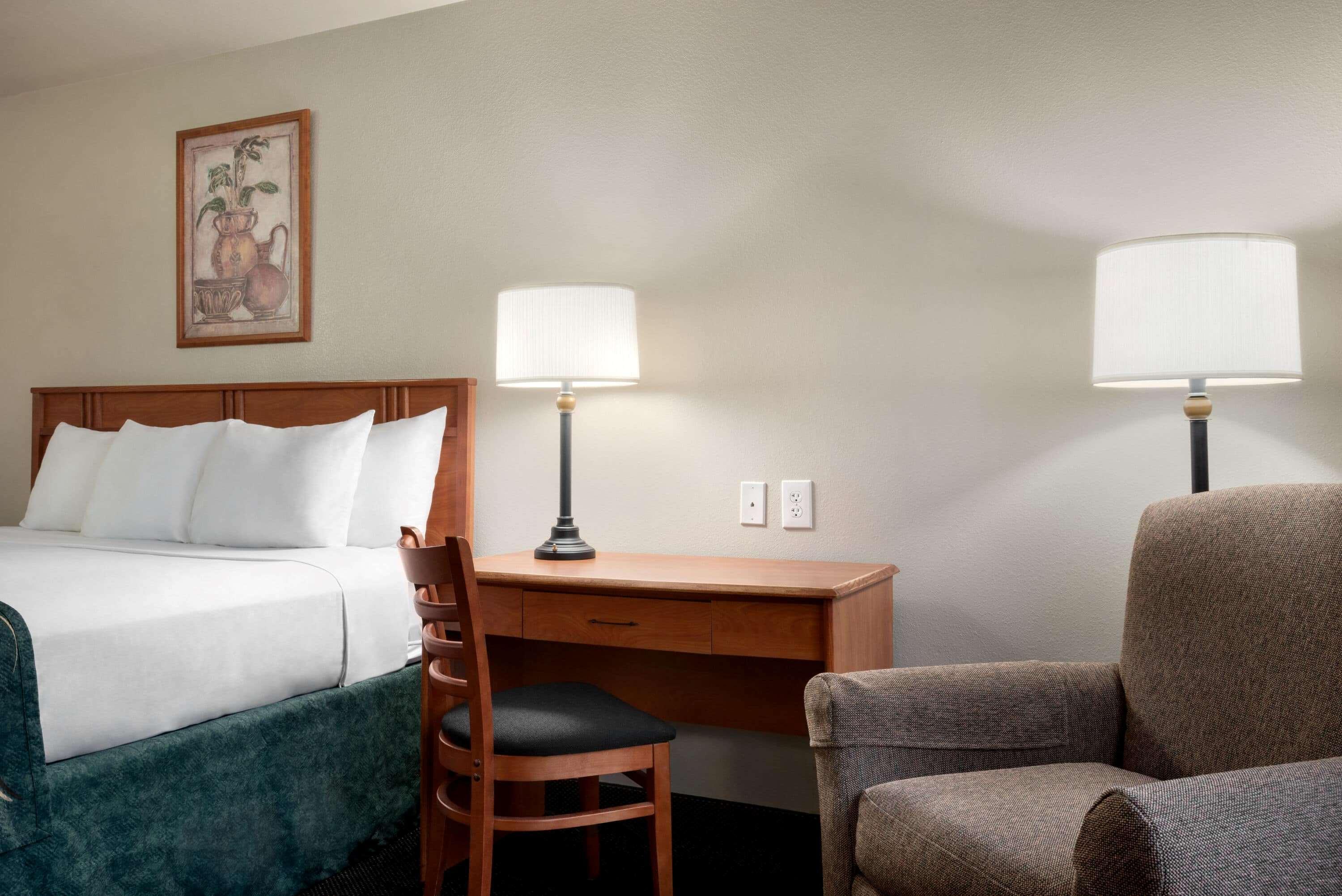 Travelodge By Wyndham Clinton Valley West Court Exterior photo