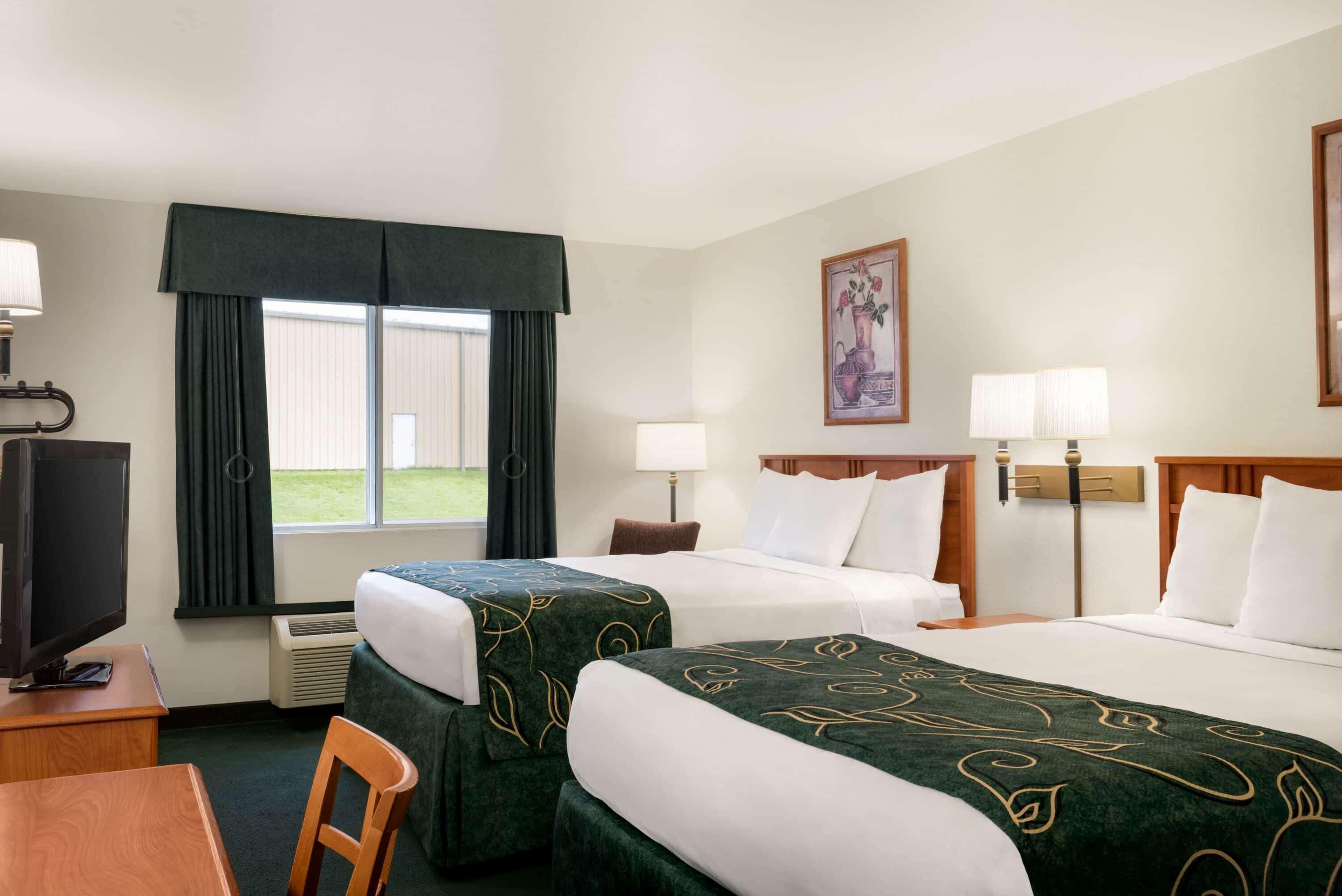 Travelodge By Wyndham Clinton Valley West Court Exterior photo