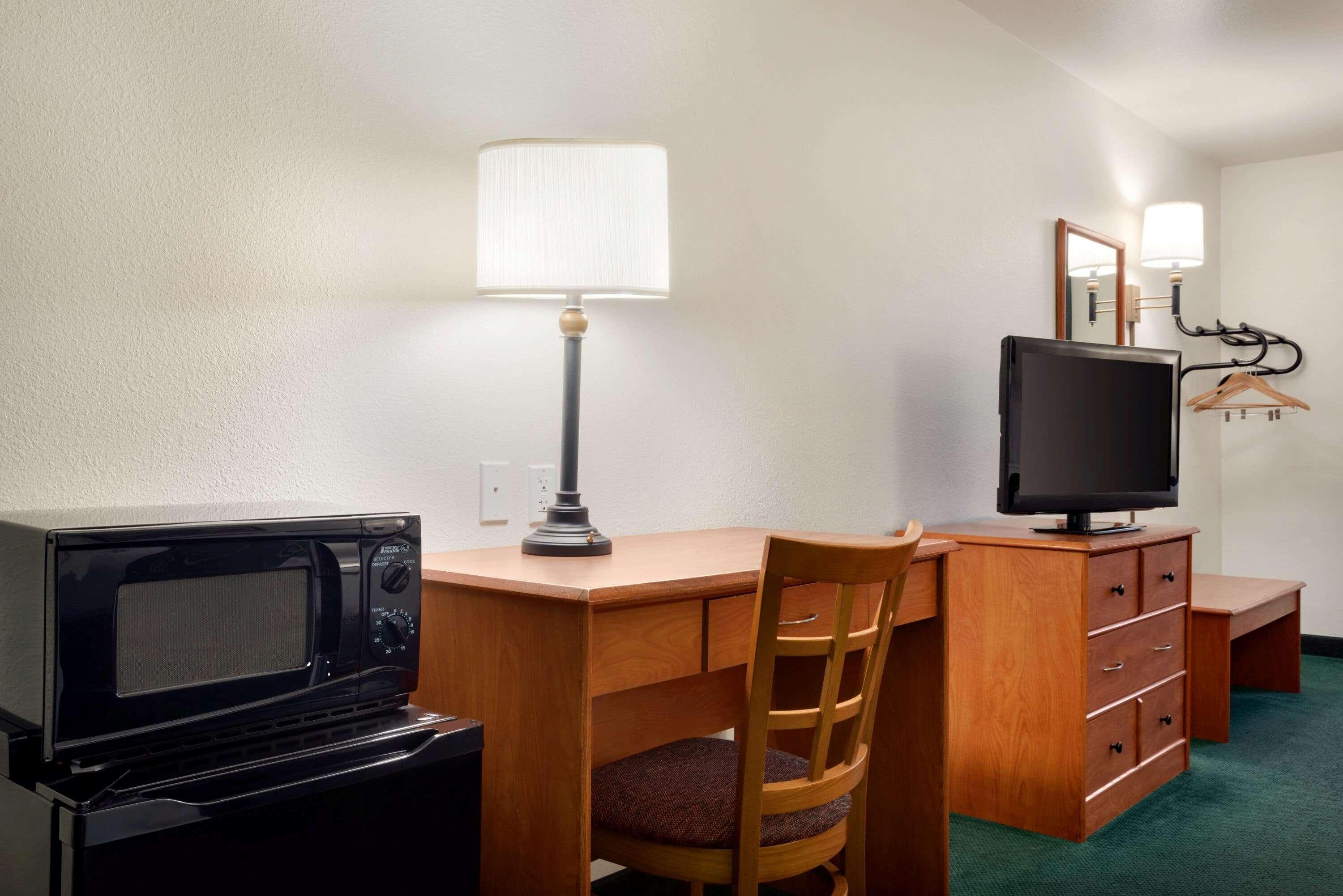 Travelodge By Wyndham Clinton Valley West Court Exterior photo