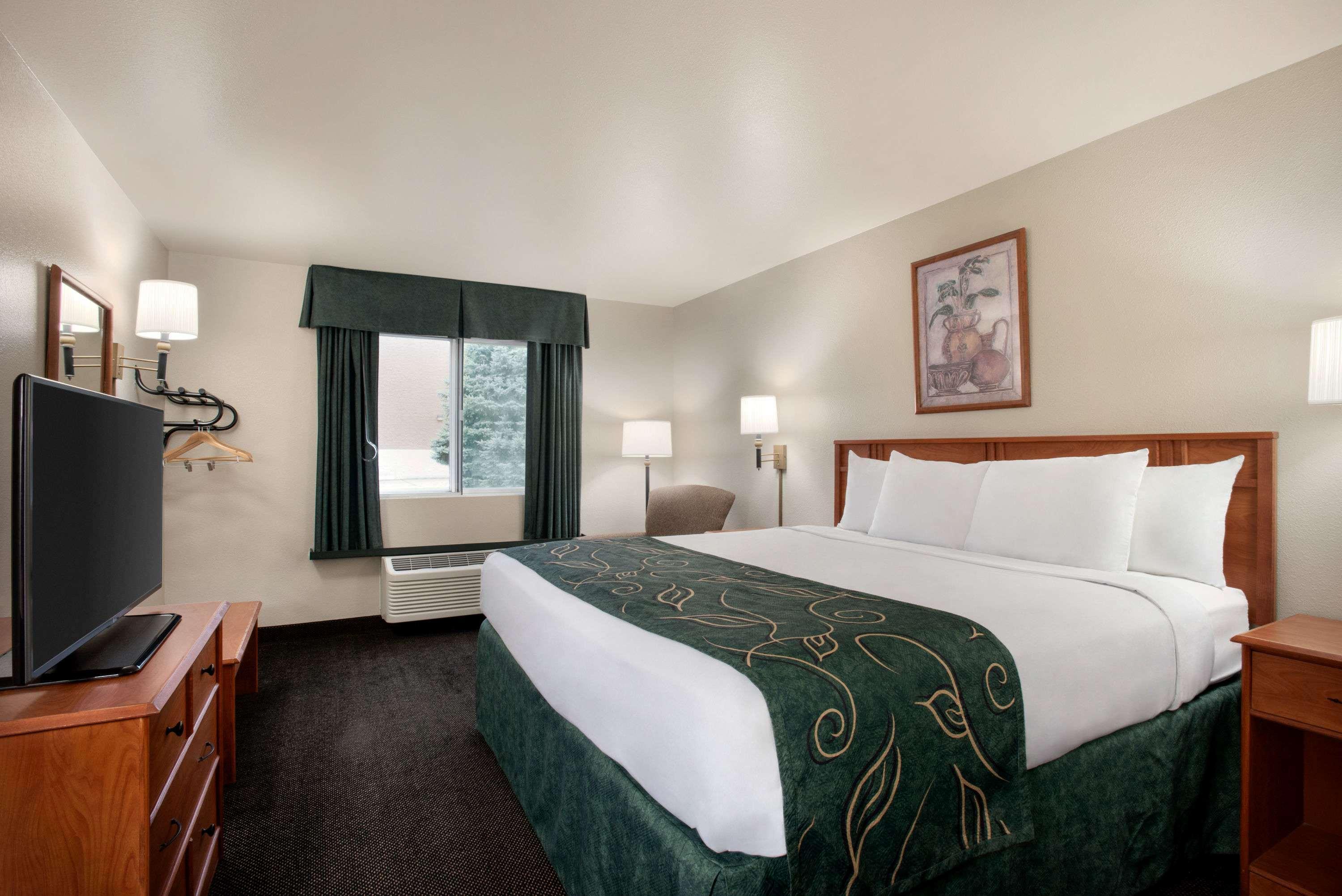 Travelodge By Wyndham Clinton Valley West Court Exterior photo