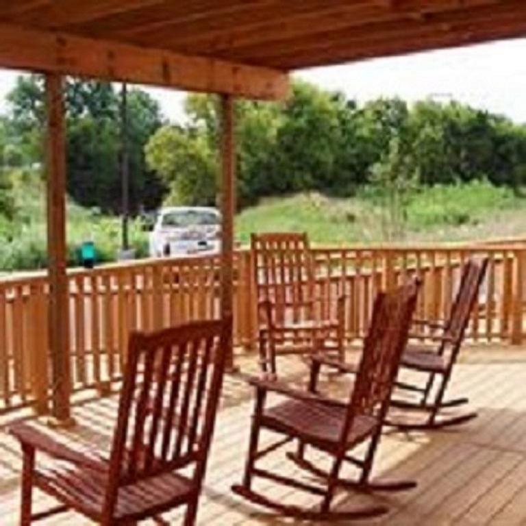 Travelodge By Wyndham Clinton Valley West Court Exterior photo
