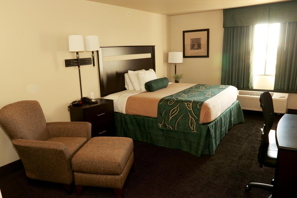Travelodge By Wyndham Clinton Valley West Court Exterior photo